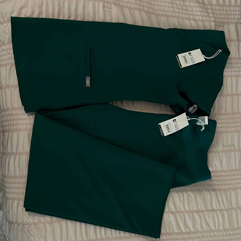 Hunter Green figs NWT. Casma top size S and Livingston bottom size Medium petite